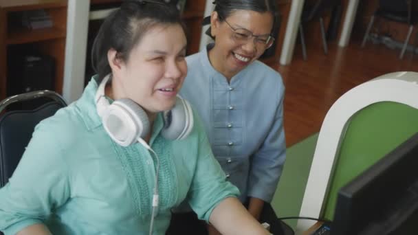 Wanita Buta Otentik Dengan Head Phone Menggunakan Komputer Dengan Perangkat — Stok Video