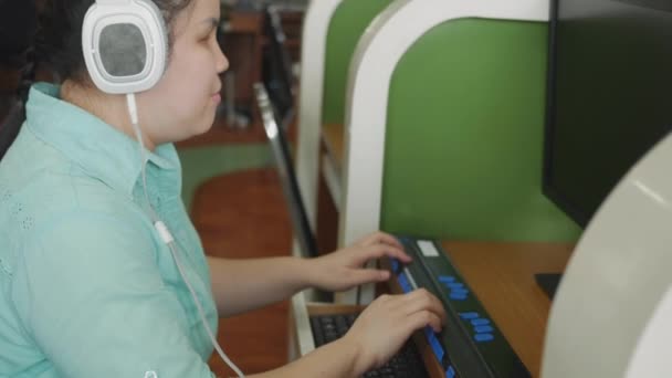 Hiteles Vak Fejhallgatóval Számítógépet Használ Braille Kijelző Segítő Eszköz Fogyatékkal — Stock videók