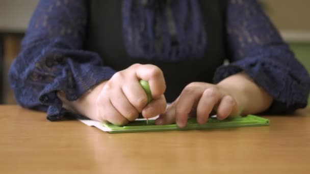 Zbliżenie Osoby Niewidomej Niepełnosprawnej Kobieta Ręce Pisanie Tekstu Braille Papierze — Wideo stockowe