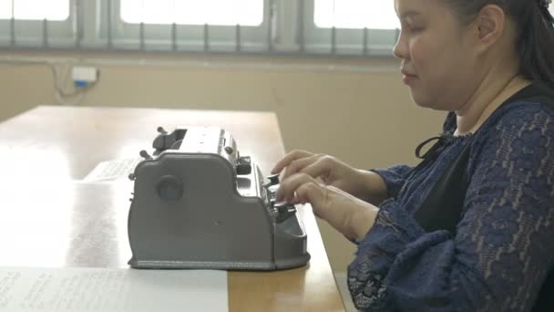 残疾失明妇女使用老式盲文打字机 一种简单的机器 用于为视力受损者书写盲文字符编码 — 图库视频影像