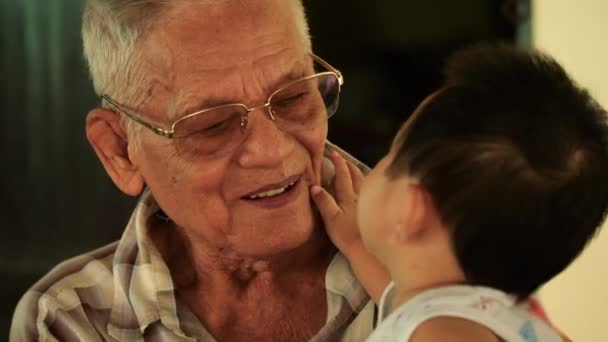 Feliz Asiático Anos Bisavô Com Belo Sorriso Provocando Bebê Bisneto — Vídeo de Stock