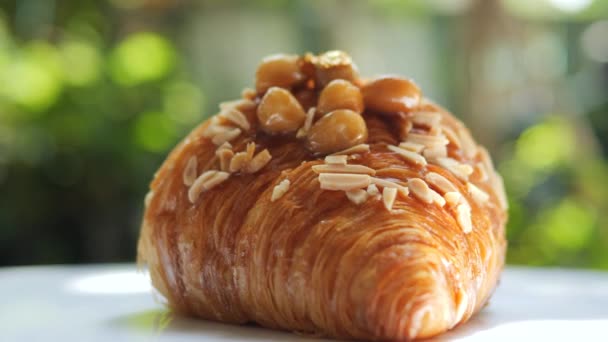 Köstliches Hausgemachtes Croissant Garniert Mit Essbaren Blattgold Schabin Flocken Auf — Stockvideo