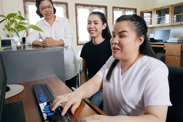 Visão Ângulo Largo Mulheres Asiáticas Felizes Colegas Trabalho Escritório Incluindo — Fotografia de Stock