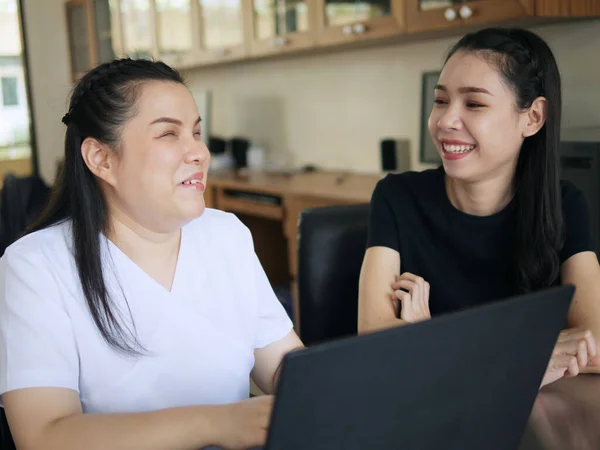 Happy Asian Mulheres Colegas Trabalho Local Trabalho Incluindo Pessoa Com — Fotografia de Stock