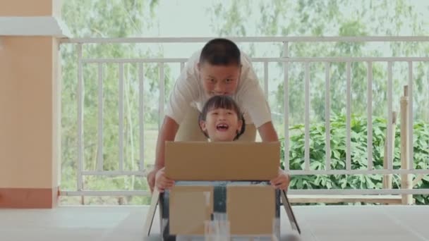발코니에서 즐거운 놀이를 아시아인 가족의 순간이었다 소녀는 이빨을 상자에 웃으며 — 비디오