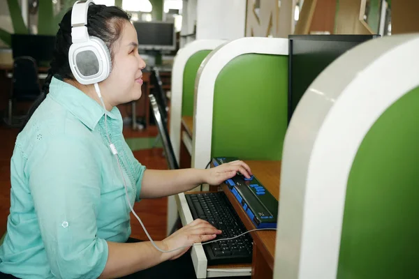 Mulher Asiática Com Deficiência Cegueira Usando Computador Com Display Braille — Fotografia de Stock