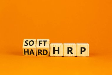 HRP, insan kaynakları planlama sembolü. Tahta küplere dönüştü ve sert HRP 'yi yumuşak HRP' ye çevirdi. Güzel turuncu arka plan. İş, HRP, insan kaynakları planlaması. Boşluğu kopyala.