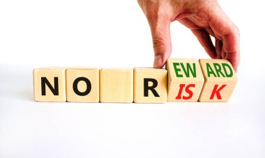 Risk ve ödül sembolü yok. İşadamı ahşap küpleri değiştiriyor ve 