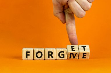 Affet ve unut sembolü. İş adamı ahşap küplere dönüşür ve 