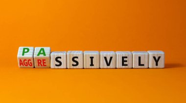 Pasif ya da agresif bir sembol. Tahta küplere dönüştü ve kelimeyi pasif olarak agresif bir şekilde değiştirdi. Psikolojik, pasif ya da agresif bir konsept. Güzel turuncu arkaplan, kopyalama alanı.