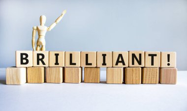 Parlak sembol. Tahta küplerde harika bir kelime. Tahta insan modeli. İş adamı ikonu. Güzel beyaz arka plan. İş ve parlak konsept. Boşluğu kopyala.