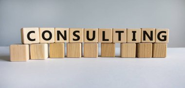 Danışmanlık sembolü. Tahta küplere danışmanlık kelimesi. Güzel beyaz arka plan. İş ve danışmanlık kavramı. Boşluğu kopyala.