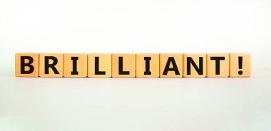 Parlak sembol. Tahta küplerde harika bir kelime. Güzel beyaz masa, beyaz arka plan. İş ve parlak konsept. Boşluğu kopyala.