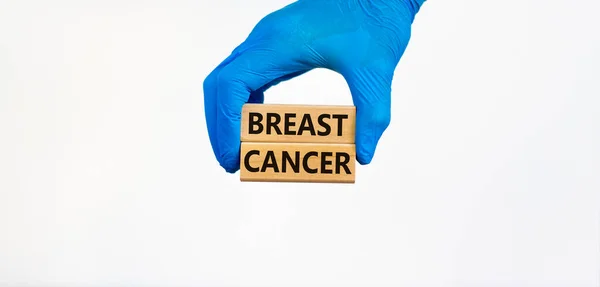 Símbolo Cancro Mama Médico Mão Luva Azul Detém Blocos Madeira — Fotografia de Stock