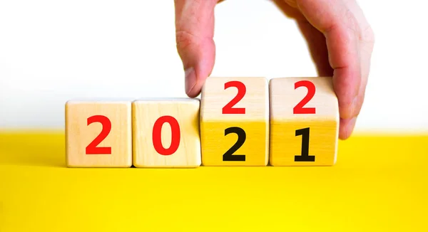 2022 Símbolo Feliz Ano Novo Empresário Transforma Cubo Simbolizar Mudança — Fotografia de Stock