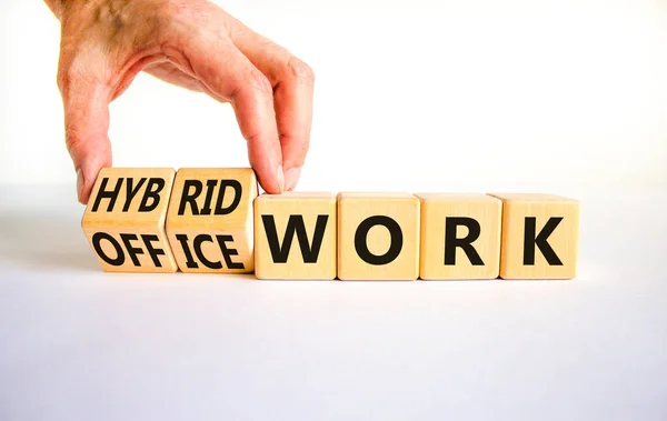 Melez ya da ofis iş sembolü. İş adamı küpleri değiştirip 