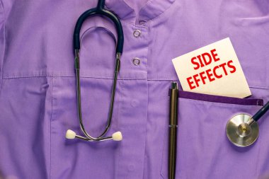 Yan etkiler sembolü. Tıbbi üniforma, beyaz kart, yan etkileri, metal kalem ve stetoskop. Tıbbi ve yan etkiler kavramı.