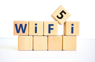 WiFi 5 sembolü. Kablosuz ağ 5 konsepti tahta küplerde. Güzel beyaz masa, beyaz arka plan, kopyalama alanı. İş, teknoloji ve WiFi 5 veya WiFi5 kavramı.