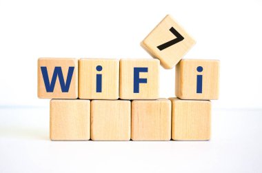 WiFi 7 sembolü. Kablosuz ağ 7 konsepti tahta küplerde. Güzel beyaz masa, beyaz arka plan, kopyalama alanı. İş, teknoloji ve WiFi 7 veya WiFi7 kavramı.