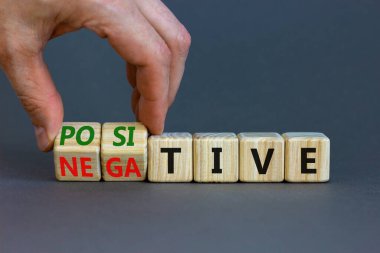 Pozitif ya da negatif sembol. İşadamı ahşap küpleri değiştirip 