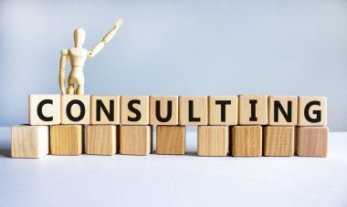 Danışmanlık sembolü. Tahta küplere danışmanlık kelimesi. Tahta insan modeli. İş adamı ikonu. Güzel beyaz arka plan. İş ve danışmanlık kavramı. Boşluğu kopyala.