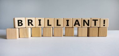 Parlak sembol. Tahta küplerde harika bir kelime. Güzel beyaz arka plan. İş ve parlak konsept. Boşluğu kopyala.