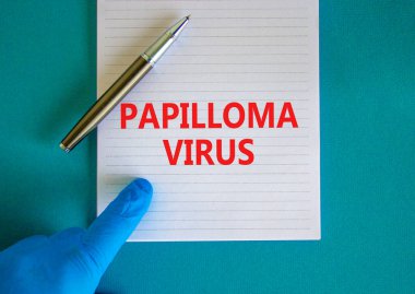 Papilloma virüsü sembolü. Beyaz notta Papilloma virüsü, güzel mavi arkaplan, doktor eli mavi eldiven ve metal kalem var. Tıbbi ve papilloma virüsü kavramı.