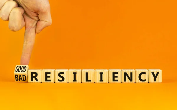 Símbolo Buena Mala Resiliencia Empresario Convierte Cubo Madera Cambia Palabras —  Fotos de Stock