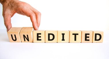 Düzenlenmiş ya da düzenlenmemiş sembol. İş adamı ahşap küplere dönüşür ve düzenlenmemiş sözcüğü düzenlenmemiş sözcüğe çevirir. İş ve montaj ya da düzenlenmemiş konsept. Güzel beyaz arkaplan, kopyalama alanı.