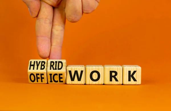 Melez ya da ofis iş sembolü. İş adamı küpleri değiştirip 