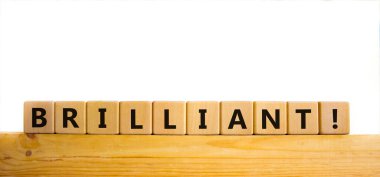 Parlak sembol. Tahta küplerde harika bir kelime. Güzel ahşap masa, beyaz arka plan. İş ve parlak konsept. Boşluğu kopyala.