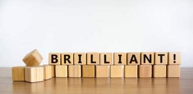 Parlak sembol. Tahta küplerde harika bir kelime. Güzel ahşap masa, beyaz arka plan. İş ve parlak konsept. Boşluğu kopyala.