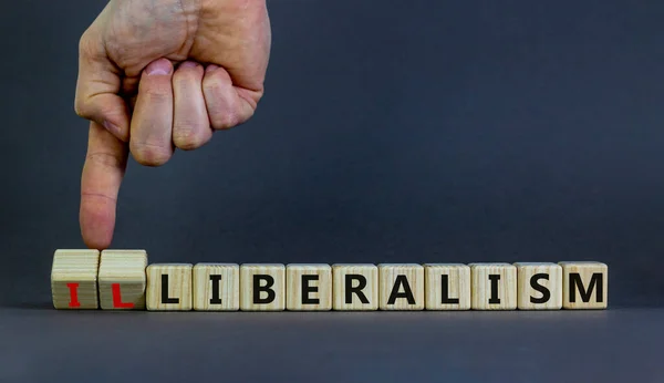 Illiberalizm Albo Symbol Liberalizmu Biznesmen Zamienia Sześciany Słowo Nieliberalizm Liberalizm — Zdjęcie stockowe