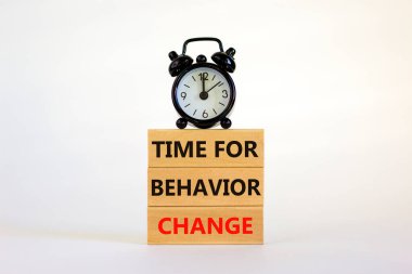 Davranış değişikliği sembolü zamanı. Tahta bloklarda davranış değişikliği zamanı. Siyah çalar saat. Güzel beyaz arka plan. İş ve davranışlar konsepti değiştirir. Boşluğu kopyala.