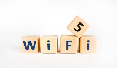 WiFi 5 sembolü. Kablosuz ağ 5 konsepti tahta küplerde. Güzel beyaz masa, beyaz arka plan, kopyalama alanı. İş, teknoloji ve WiFi 5 veya WiFi5 kavramı.