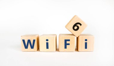 WiFi 6 sembolü. Kablosuz ağ 6 konsepti tahta küplerde. Güzel beyaz masa, beyaz arka plan, kopyalama alanı. İş, teknoloji ve WiFi 6 veya WiFi6 kavramı.