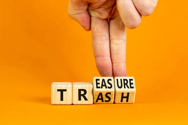 Trash Treasure Symbol Geschäftsmann Dreht Würfel Und Verwandelt Das Wort — Stockfoto