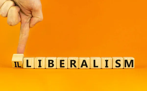 Φιλελευθερισμός Σύμβολο Φιλελευθερισμού Επιχειρηματίας Γυρίζει Έναν Κύβο Και Αλλάζει Λέξη — Φωτογραφία Αρχείου