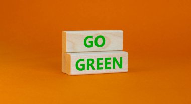 Yeşil ekoloji sembolü olma zamanı. Kavramsal kelimeler güzel bir turuncu arka planda tahta bloklarda yeşile döner. İş, ekoloji ve yeşil konsept. Boşluğu kopyala.