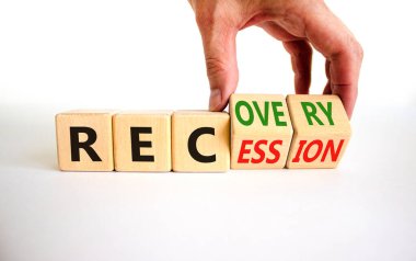 Resesyon ve durgunluk sembolü. İşadamı küplere dönüşüyor ve 