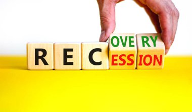 Resesyon ve durgunluk sembolü. İşadamı küplere dönüşüyor ve 