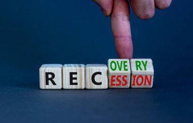 Resesyon ve durgunluk sembolü. İşadamı küplere dönüşüyor ve 