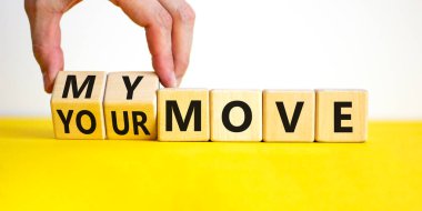 Benim ya da senin hareket sembolün. İş adamı ahşap küplere dönüşüyor ve 