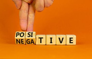 Pozitif ya da negatif sembol. İşadamı ahşap küpleri değiştirip 