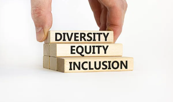 多様性の平等のシンボル 美しい白い背景に木製のブロックに概念的な言葉 多様性平等の包含 ビジネスマンの手だ 多様性 ビジネス 包摂性 公平性の概念 — ストック写真