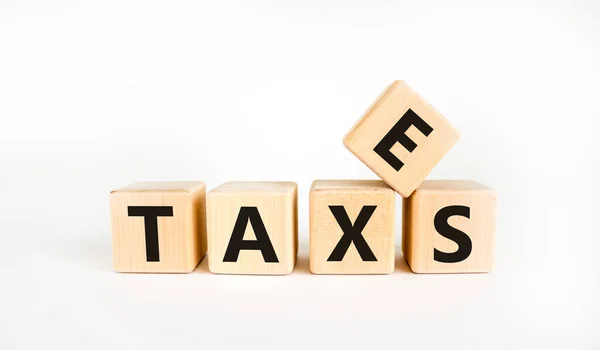 Símbolo Dos Impostos Palavra Conceito Impostos Sobre Cubos Madeira Uma — Fotografia de Stock