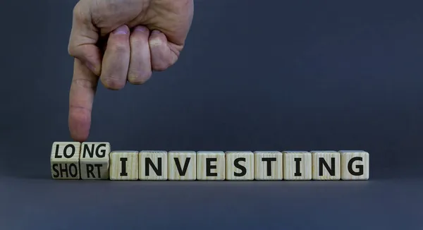 Símbolo Investimento Curto Longo Empresário Transforma Cubos Muda Palavra Investimento — Fotografia de Stock
