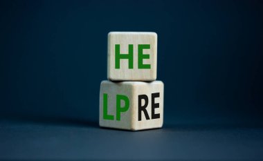 Yardım ve destek sembolü burada. Küplere dönüştü ve yardım kelimesini buraya çevirdi. Güzel gri masa, gri arkaplan, kopyalama alanı. İş, motivasyon, destek ve yardım burada bir kavramdır..