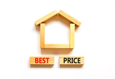 En iyi fiyat ve ev sembolü. Minyatür evin yakınındaki tahta bloklarda 