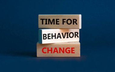 Davranış değişikliği sembolü zamanı. Tahta bloklarda 